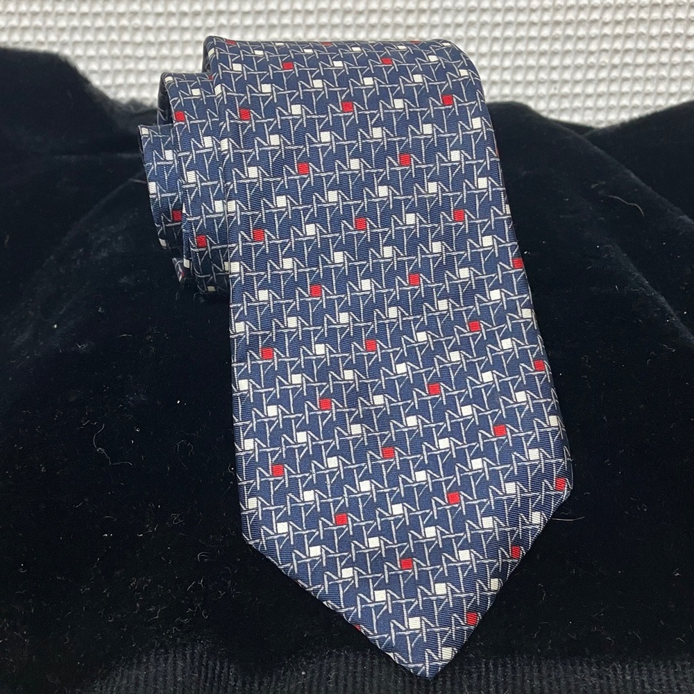 Raleigh’s men’s silk necktie